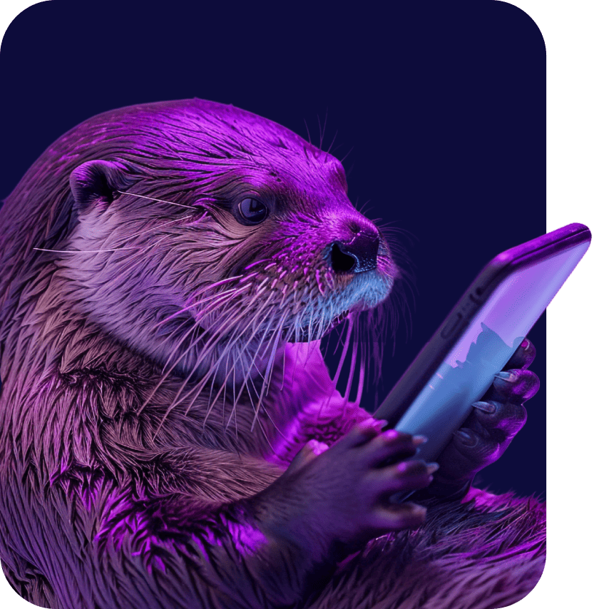 lontra com celular na mão